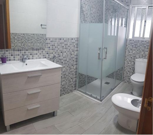Baño con ducha de mampara, lavabo, inodoro y bidé