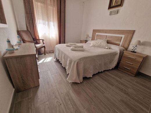 Dormitorio con cama doble, cabecero de madera y cómoda