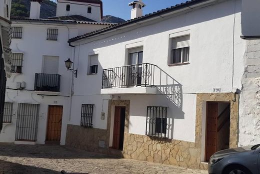 Fachada blanca de Casa Sofía con balcón de hierro, número 19A, en la calle San Daniel
