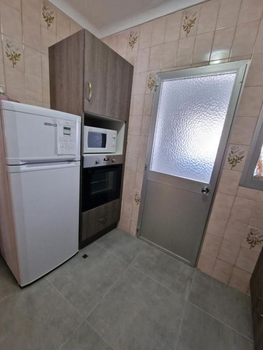 Cocina con nevera, horno y puerta de cristal esmerilado