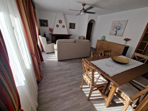 Comedor y salón con la luz de la ventana