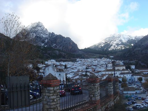 Grazalema con las cumbres nevadas de la sierra detrás