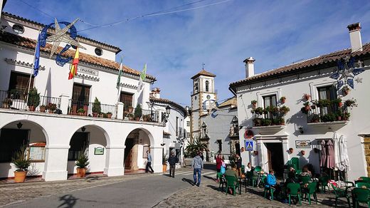 Plaza de España de Grazalema con el Ayuntamiento, soportales y terrazas