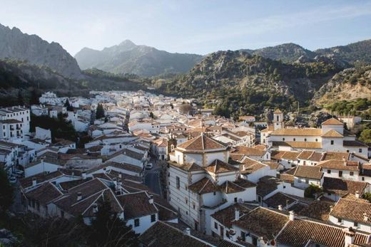 Grazalema, con sus tejados de teja y la sierra al fondo